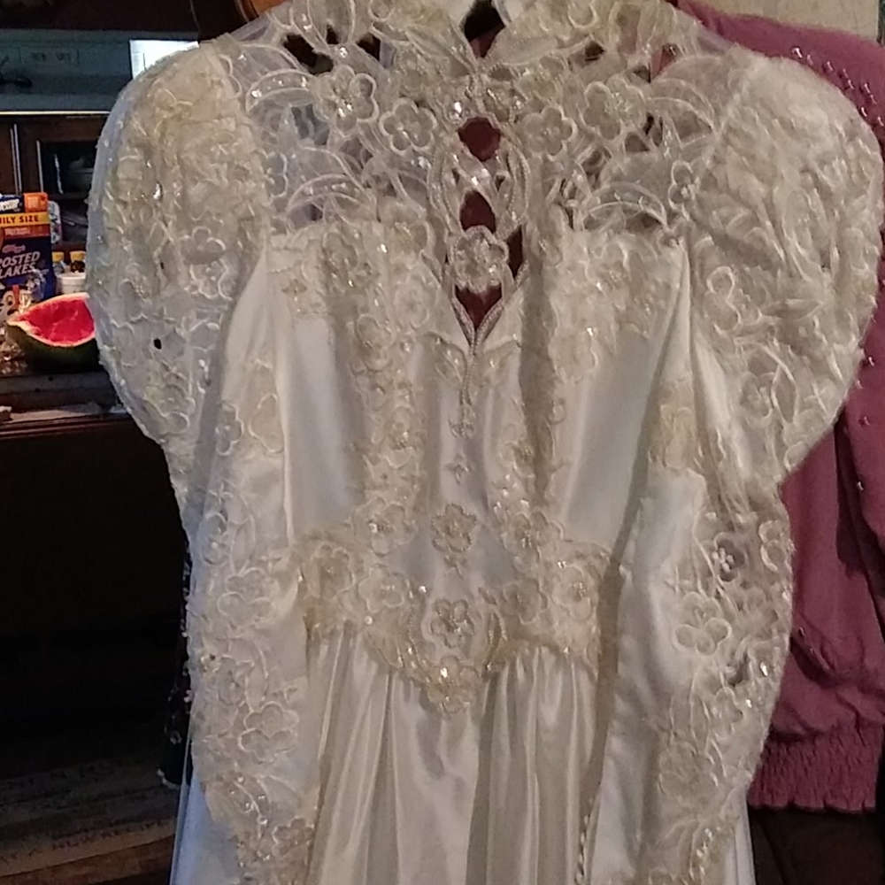 Gorgeous white Lace Long Sleeves Wedding Dress With Long Train New Never Worn.
